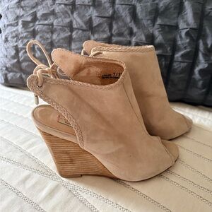 Kristin Cavallari by Chinese Laundry Lorax tan peep toe wedges size 7
